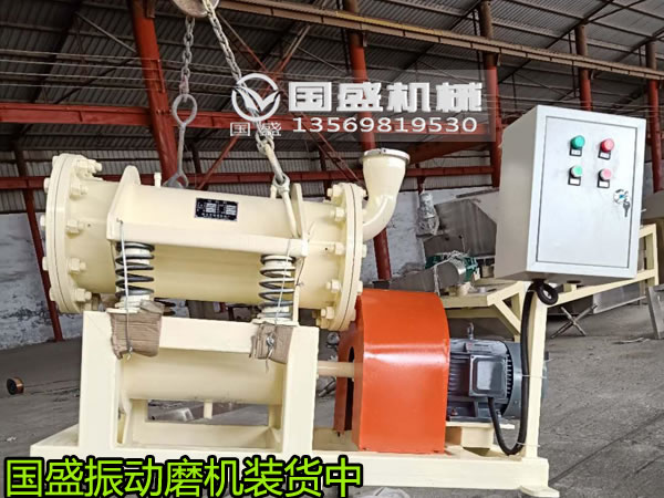 單筒磨粉機發貨裝車 單筒磨粉機發貨裝車